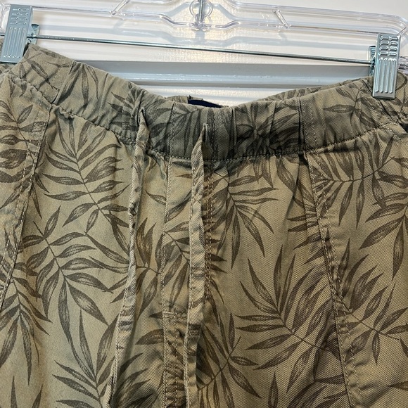 GAP sage green Shorts with Drawstring Waist size medium. - Picture 2 of 8